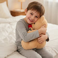 Ours en peluche marron de 25 cm de la marque Petit-Ours, doux et câlin, posé sur une surface blanche.